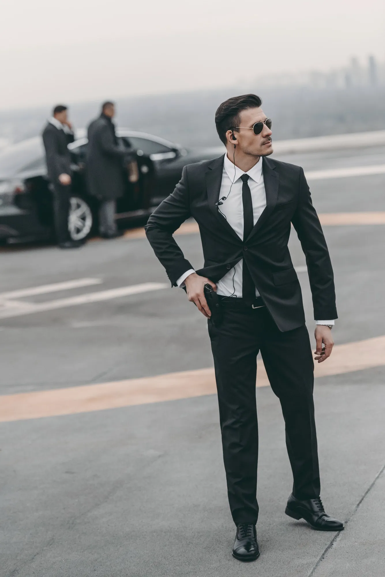 handsome-bodyguard-with-security-earpiece-and-gun